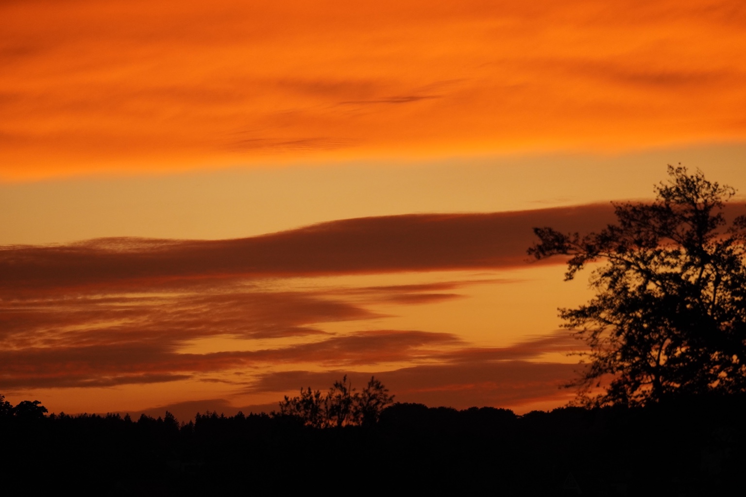 Orangefarbener Abendhimmel